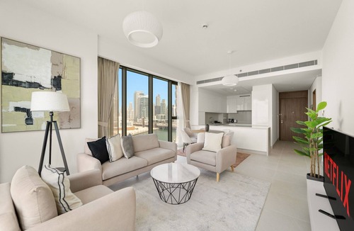 Al Safa Apartment | Stylish Canal-Front 2 BD + Maid in Al Wasl
