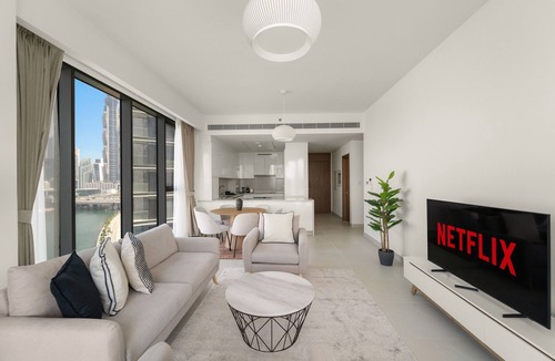 Al Safa Apartment | Stylish Canal-Front 2 BD + Maid in Al Wasl