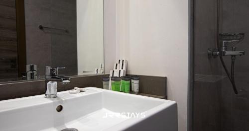 Jumeirah Village Circle Apartment | Stylish Studio - Panoramic City View - JVC