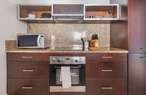 Dubai Marina Apartment | Stylish & Vibrant 1BR Apartment in Dubai Marina