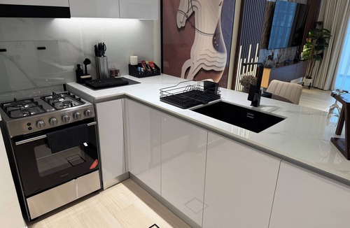 Al Quoz Apartment | Tag Vacation Homes - Charming 1-bedroom apartment, fully equipped, Dubai.