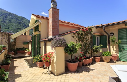 Castellammare di Stabia Apartment | Tetto Fiorito: Your home away from home