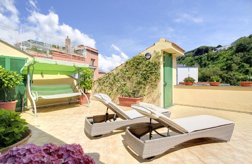 Castellammare di Stabia Apartment | Tetto Fiorito: Your home away from home