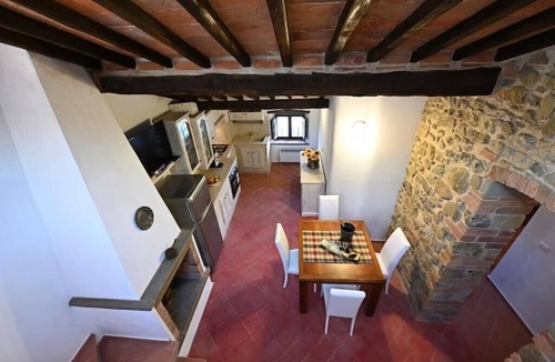 Castelnuovo dei Sabbioni House | The house in the village