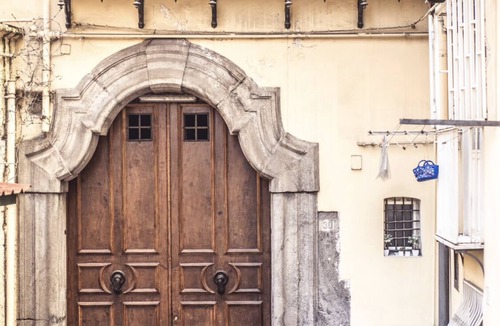 Quartieri Spagnoli House | The house is located in the heart of Naples, close to via Toledo and via Chiaia.
