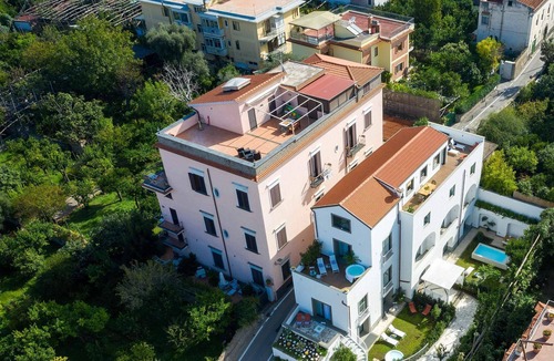 Sant'Agnello Villa | The Ivy Villa with sea view, garden, pool and jacuzzi