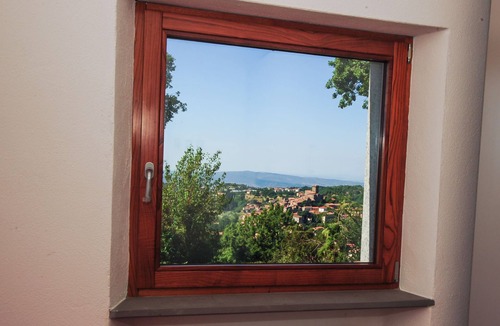 Arcidosso House | The window on the castle