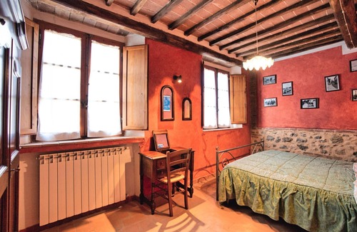 Montalcinello Other | This ground floor house (55 sqm) consists of a living room with fireplace, satellite tv and kitchen