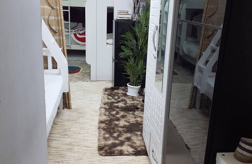 Al Qusais Bed & Breakfast | Tranquil 2-bedroom hostel in brilliant Dubai with AC, WiFinSafe and clean.