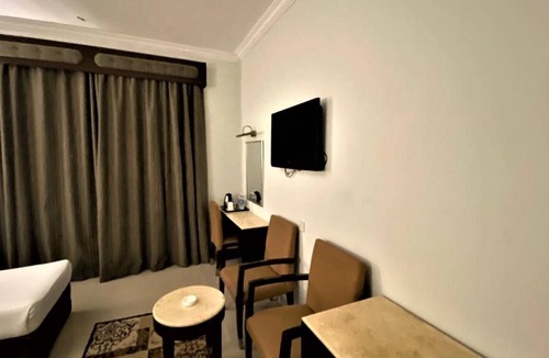 Al Muraqqabat House | Triple Room With Swimming Pool With Swimming Pool