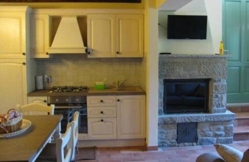 Gello Biscardo House | Tuscany: Apartment with swimming-pool and restaurant in medieval village of Gello Biscardo, between Arezzo and Florence.