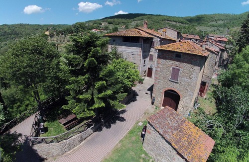 Gello Biscardo House | Tuscany: Apartment with swimming-pool and restaurant in medieval village of Gello Biscardo, between Arezzo and Florence.