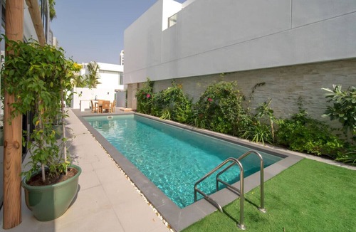 Al Barsha 1 Condo | Twin room in Private villa