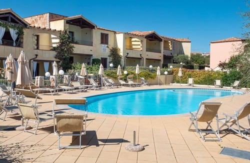 Murta Maria Apartment | Two-room apartment facing the pool in an elegant setting just 2 km from the sea
