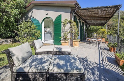 Vietri sul Mare House | Villa Albarosa B: An elegant and welcoming apartment built on the sloping cliff in front of the sea, with Free WI-FI.