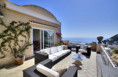 Capri Apartment | Villa Due Marine: A splendid and luminous apartment situated in a quiet location, at a short distance from the famous Piazzetta of Capri, with Free WI-FI.
