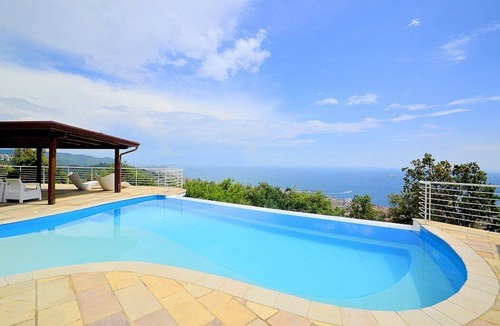 Salerno House | Villa Eichi: A welcoming apartment that is part of a villa in a quiet position, located on a hillside above the sea, with Free WI-FI.