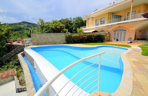 Salerno House | Villa Eichi: A welcoming apartment that is part of a villa in a quiet position, located on a hillside above the sea, with Free WI-FI.
