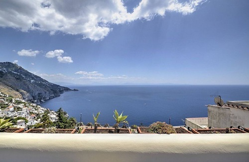 Praiano Villa | Villa Elvira: A splendid and luminous three-story villa built sheer above the sea, with Free WI-FI.