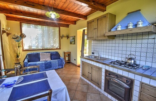 Sant'Agnello House | Villa Fillide D: A charming apartment that covers the entire ground floor of a villa surrounded by a lemon and orange garden, with Free WI-FI.
