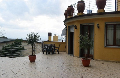 San Baronto House | Villa Floriana F: An elegant and welcoming apartment immersed in a splendid landscape, in the heart of a wonderful little town, with Free WI-FI.
