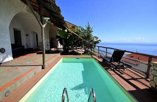 Praiano House | Villa Giusi: An elegant and welcoming independent house which faces the sun and the sea, with Free WI-FI.