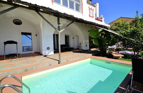 Praiano House | Villa Giusi: An elegant and welcoming independent house which faces the sun and the sea, with Free WI-FI.