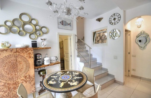Capri Villa | Villa Marinella: A romantic and welcoming three-story villa situated in a quiet location, at a short distance from the famous Piazzetta of Capri, with Free WI-FI.