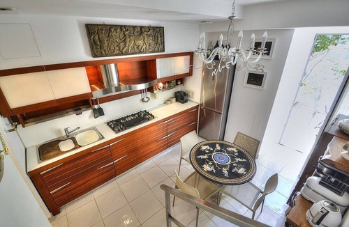 Capri Villa | Villa Marinella: A romantic and welcoming three-story villa situated in a quiet location, at a short distance from the famous Piazzetta of Capri, with Free WI-FI.