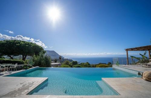 Ricadi Villa | Villa Michaela con piscina privata e vista mare