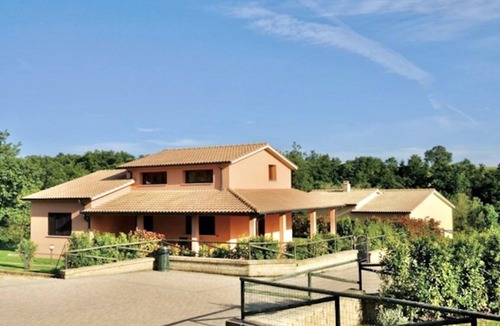 Sorano Villa | Villa of approximately 150 m2 located on the ground floor and on two levels with air conditioning, independent heating and wi fi line.Composed of a large living room with independent equipped kitchen, fridge, microwave oven, toaster, sofa and satellite t