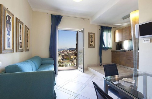 Ischia Porto House | Villa Peonia C: A welcoming apartment which faces the sun and the sea, with Free WI-FI.