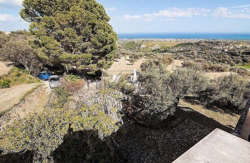 Gerace Villa | Villa Rondinella: An elegant three-story villa situated in a quiet location, a few minutes from the town center, with Free WI-FI.