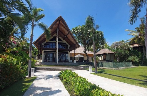 Lokapaksa Villa | VILLA TERANG BULAN: 4BR private family beachfront villa w/staff, pool & jacuzzi