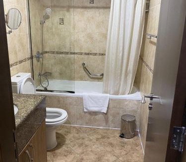 Al Muraqqabat Hotel | VISTA HOTEL APARTMENTS DELUXE