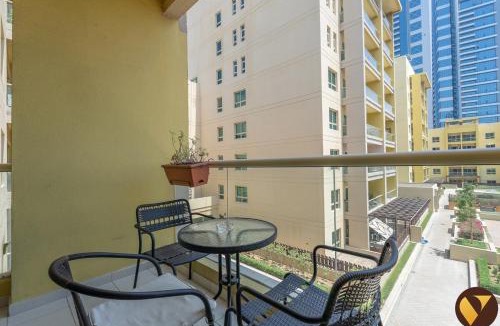 The Greens Apartment | Vogue Modern One-Bedroom Apartment in The Greens by Emaar with balcony