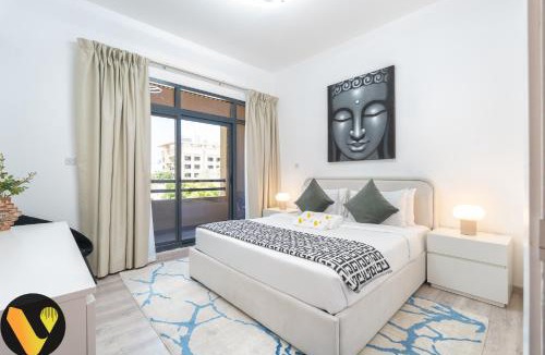 The Greens Apartment | Vogue Stylish and Cozy in Greens Dubai, Three Bedroom Apartment with a Dedicated Work Space and Big balcony With full Amenities