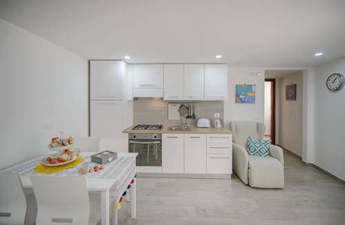 Vomero Apartment | Vomero, next to Metro 1, bars restaurants and shopping, BIJOU MIRANDA
