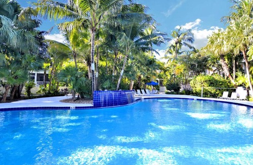 Key West House | Wind Swept by AvantStay Patio Outdoor Dining BBQ and Shared Pool