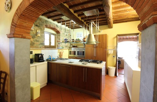 Civitella in Val di Chiana Villa | Wonderful private villa for 16 guests with WIFI, private pool, TV and pets allowed, close to Are.