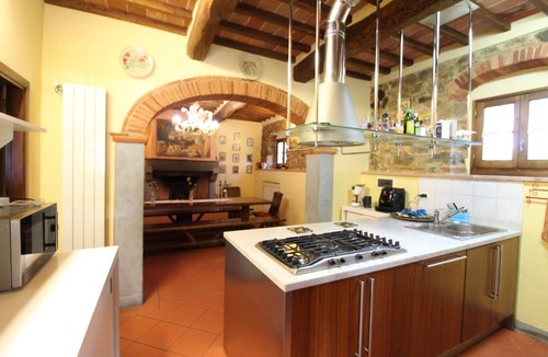 Civitella in Val di Chiana Villa | Wonderful private villa for 16 guests with WIFI, private pool, TV and pets allowed, close to Are.