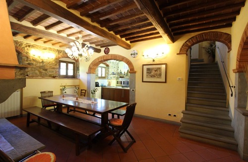 Civitella in Val di Chiana Villa | Wonderful private villa for 16 guests with WIFI, private pool, TV and pets allowed, close to Are.