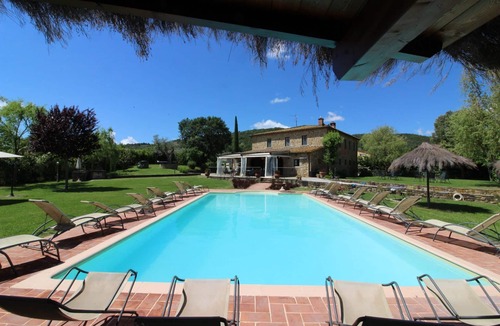 Civitella in Val di Chiana Villa | Wonderful private villa for 16 guests with WIFI, private pool, TV and pets allowed, close to Are.