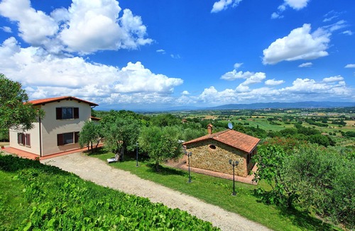 Lucignano Villa | Wonderful private villa for 12 people with WIFI, A/C, private pool, TV, patio and panoramic view
