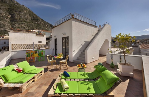 Meta Apartment | YourHome - Karme House