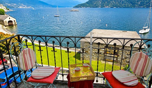 2-room apartment with 2 balconies and lake access directly in front of the house