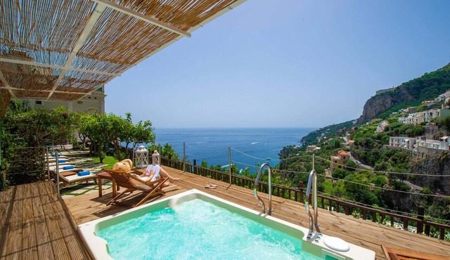 AMORE RENTALS - Villa Bellavista with Heated Jacuzzi, Sea View and Gym