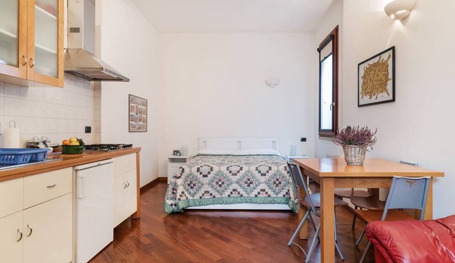 GuestHost - NEW! Central Studio x 2 in Bologna