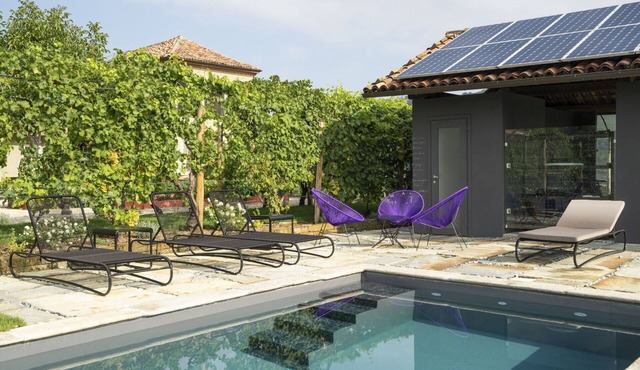 Wonderful villa with WIFI, private pool, TV, terrace and panoramic view, close to Asti