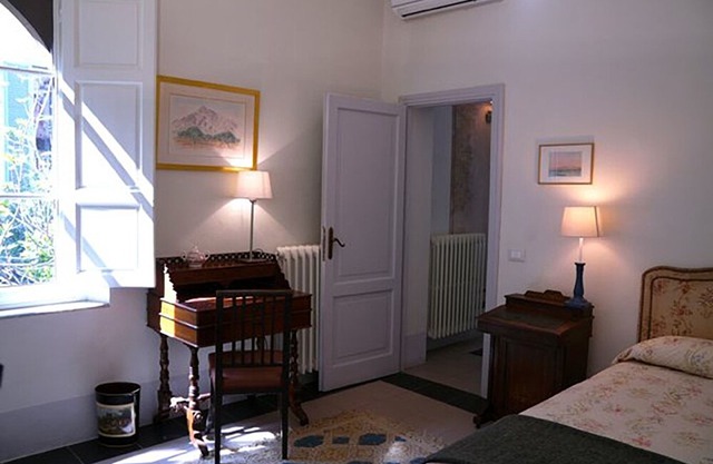 Beautiful cottage Flat In Garden Of XVIII Century Palazzo,full of light.